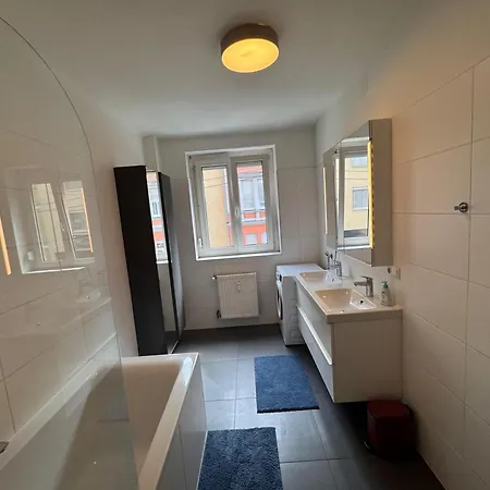 Apartament Grossraeumig Und Zentral Inklusive Parkplatz Graz