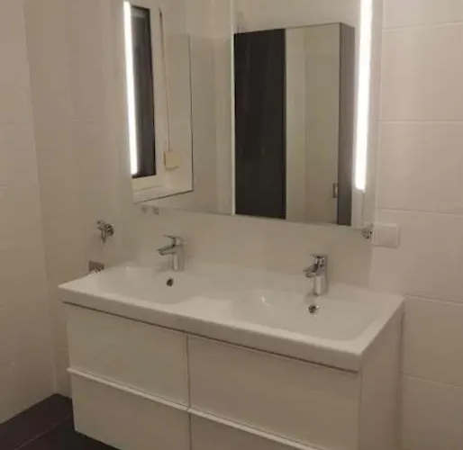 Grossraeumig Und Zentral Inklusive Parkplatz דירה